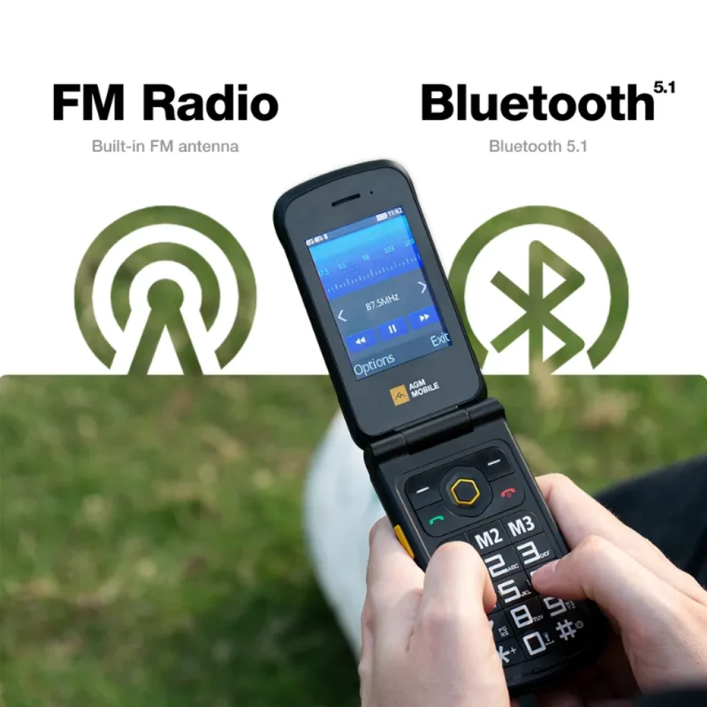 Telemóvel dobrável AGM M8 com ecrã de 2,8 polegadas, teclas grandes M1-M3, botão SOS e altifalante frontal; mostra rádio FM e Bluetooth 5.1 em uso