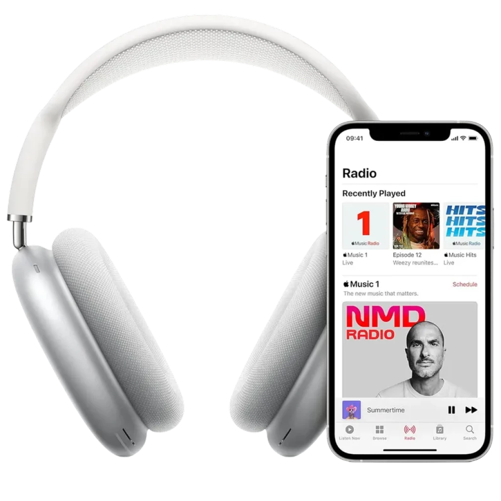 Apple Airpods Max Blanco Estrella con diadema acolchada y copas de aluminio plateado, junto a iPhone mostrando Apple Music; versión Lightning renovado premium