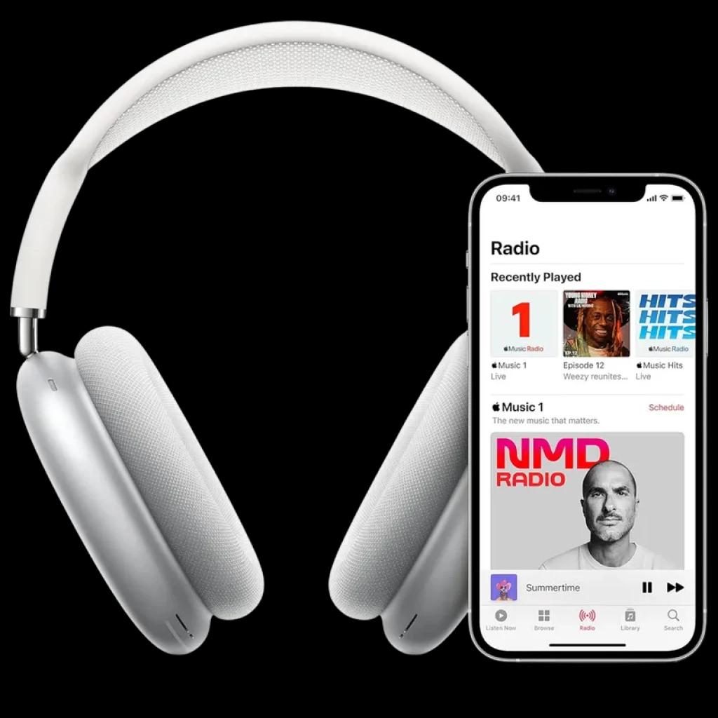 Apple Airpods Max Blanco Estrella con diadema acolchada y copas de aluminio plateado, junto a iPhone mostrando Apple Music; versión Lightning renovado premium