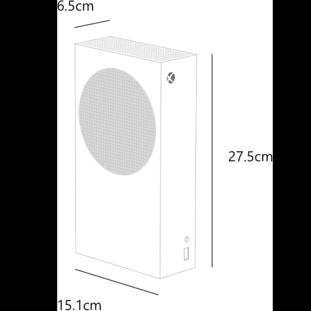 Consola compacta vertical con rejilla circular frontal, puerto USB y botón de encendido; dimensiones 27.5 x 15.1 x 6.5 cm, color negro renovado 1TB
