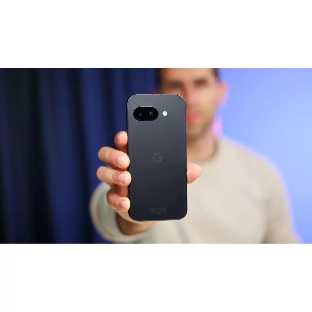 Google Pixel 10a 128GB Baya con acabado mate en color oscuro, cámara trasera dual horizontal con flash, logo G centrado y bordes redondeados