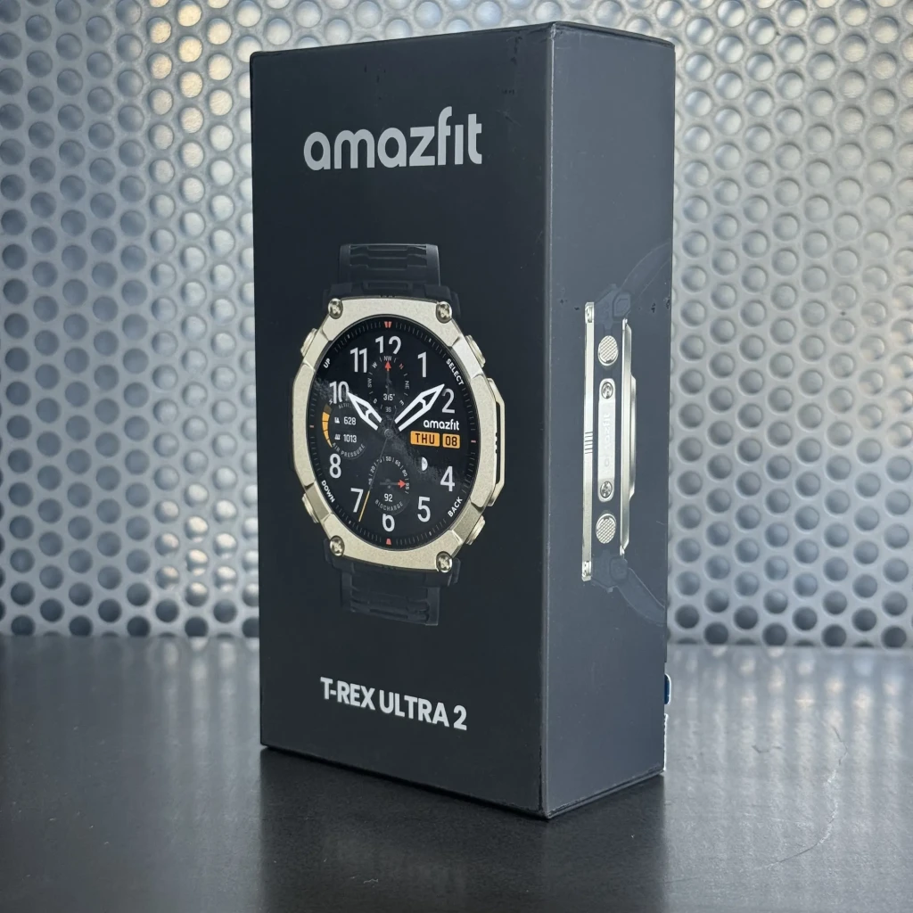 Caja del Amazfit T-Rex Ultra 2 Magma Negro con imagen del reloj robusto, bisel metálico plateado, correa negra, pantalla AMOLED 1.5 con números grandes