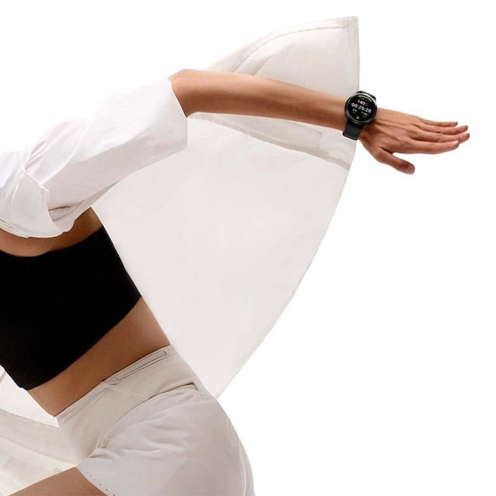 Xiaomi Watch S3 Negro Renovado en muñeca femenina; esfera circular negra con pantalla AMOLED, correa de silicona negra y bisel minimalista. Estado excelente.