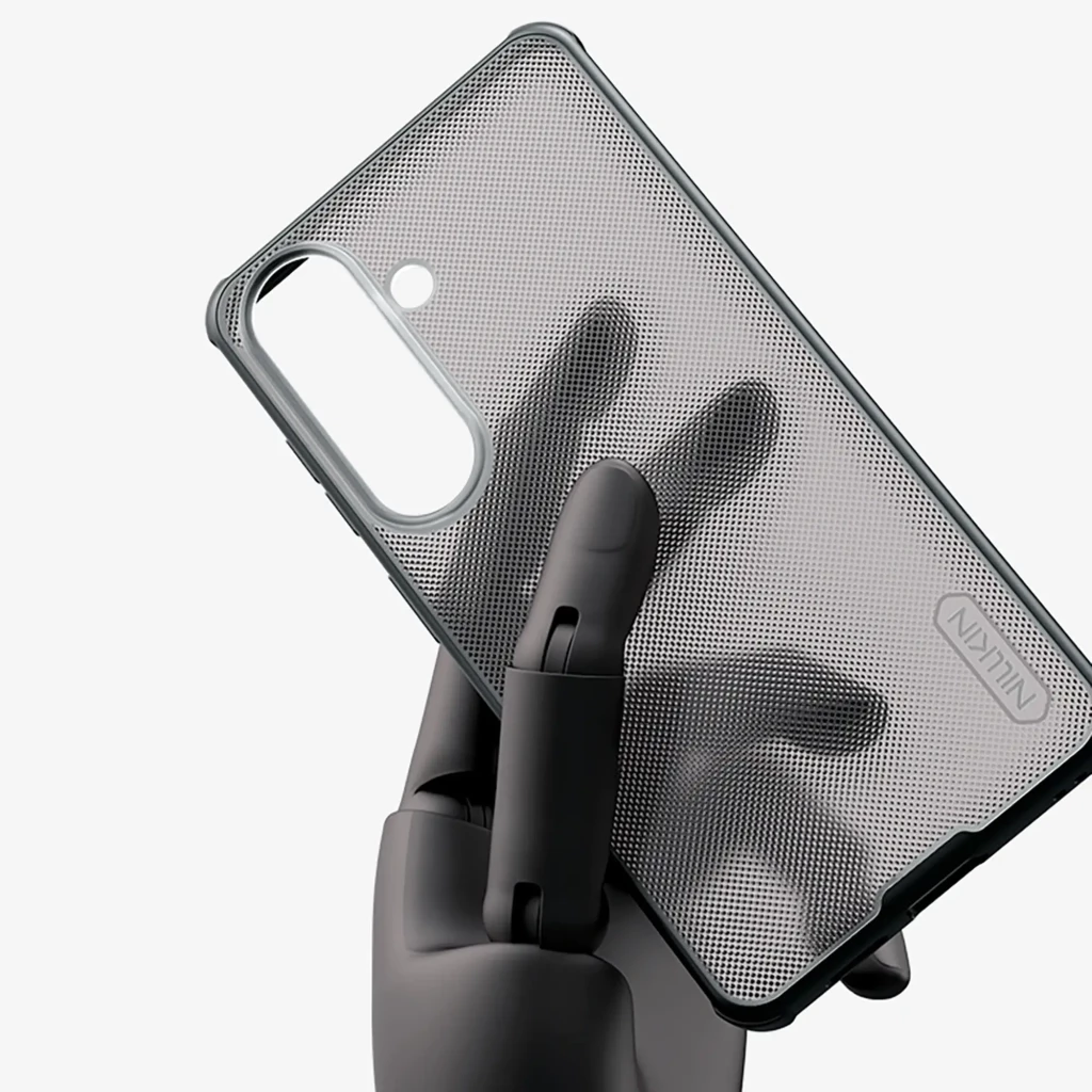 Capa Nillkin Super Frosted Shield Pro para Samsung Galaxy S26+ em preto translúcido, textura antiderrapante, recortes precisos e bordas reforçadas