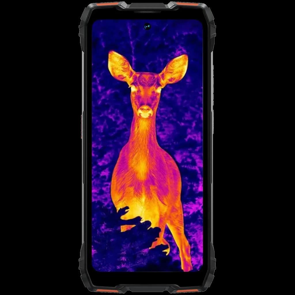 Smartphone robusto laranja com tela exibindo imagem térmica de cervo; moldura reforçada, câmera térmica destacada e design resistente para uso externo