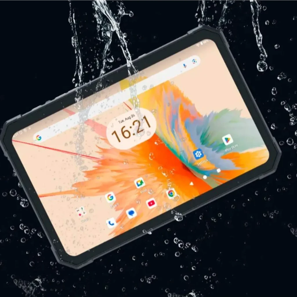 Tableta robusta negra con marco reforzado, pantalla táctil brillante y gotas de agua salpicando, interfaz Android con iconos visibles y bordes amortiguados