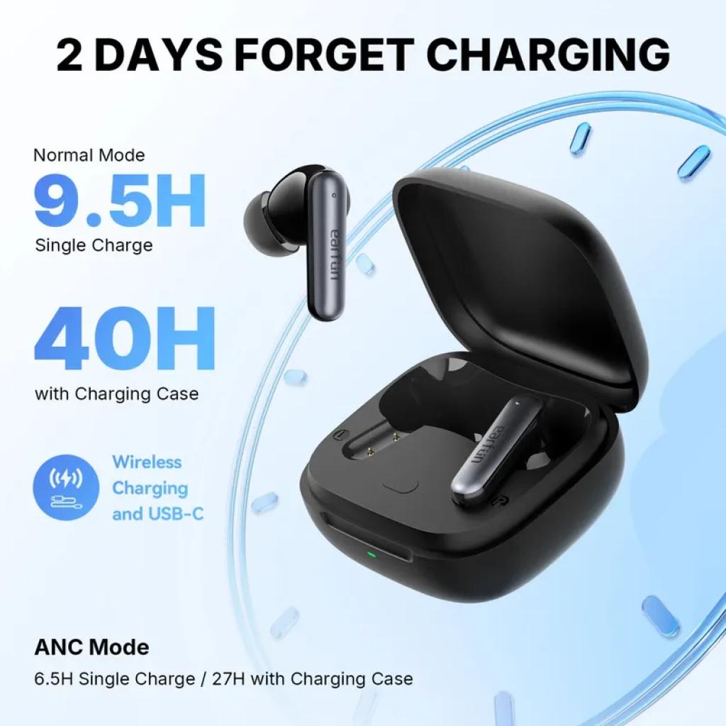 EarFun Air Pro 4i Branco com estojo preto aberto e dois earbuds; haste metálica, indicadores de carga, carregamento USB-C e ícones de ANC e wireless charging