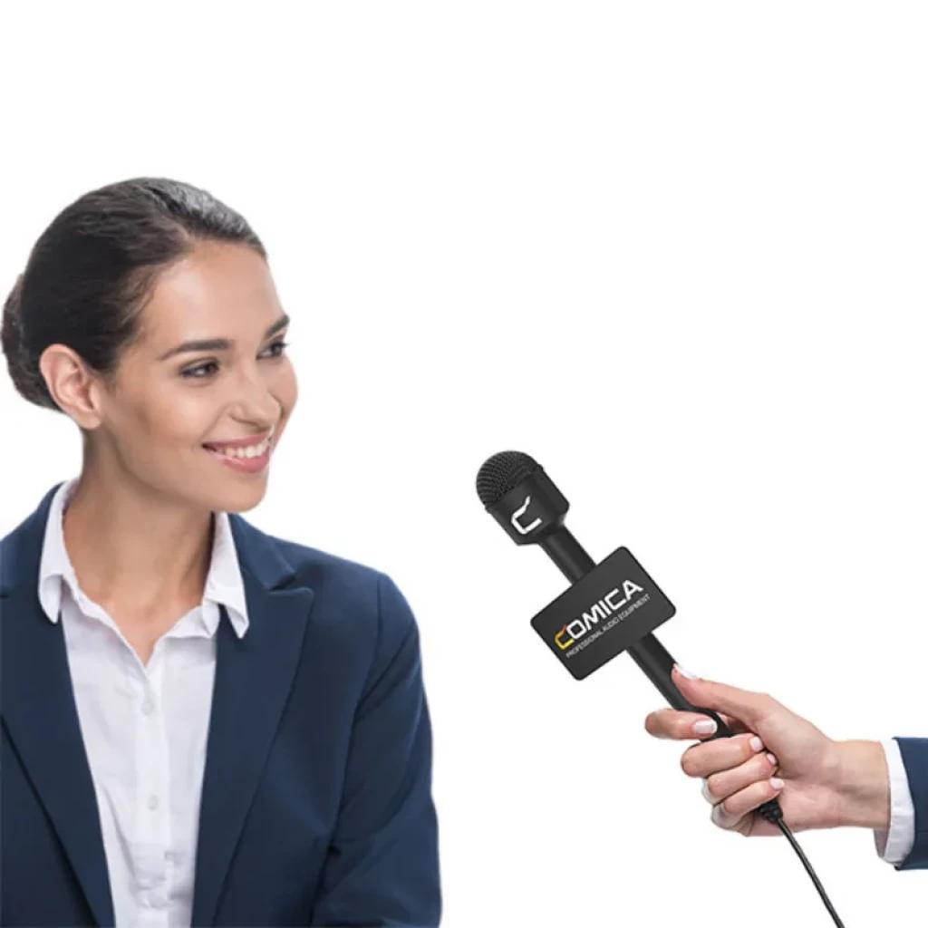 Microfone dinâmico omnidirecional para repórteres Comica HRM-C com cápsula arredondada e windscreen, corpo preto, logo Comica no cubo de identificação