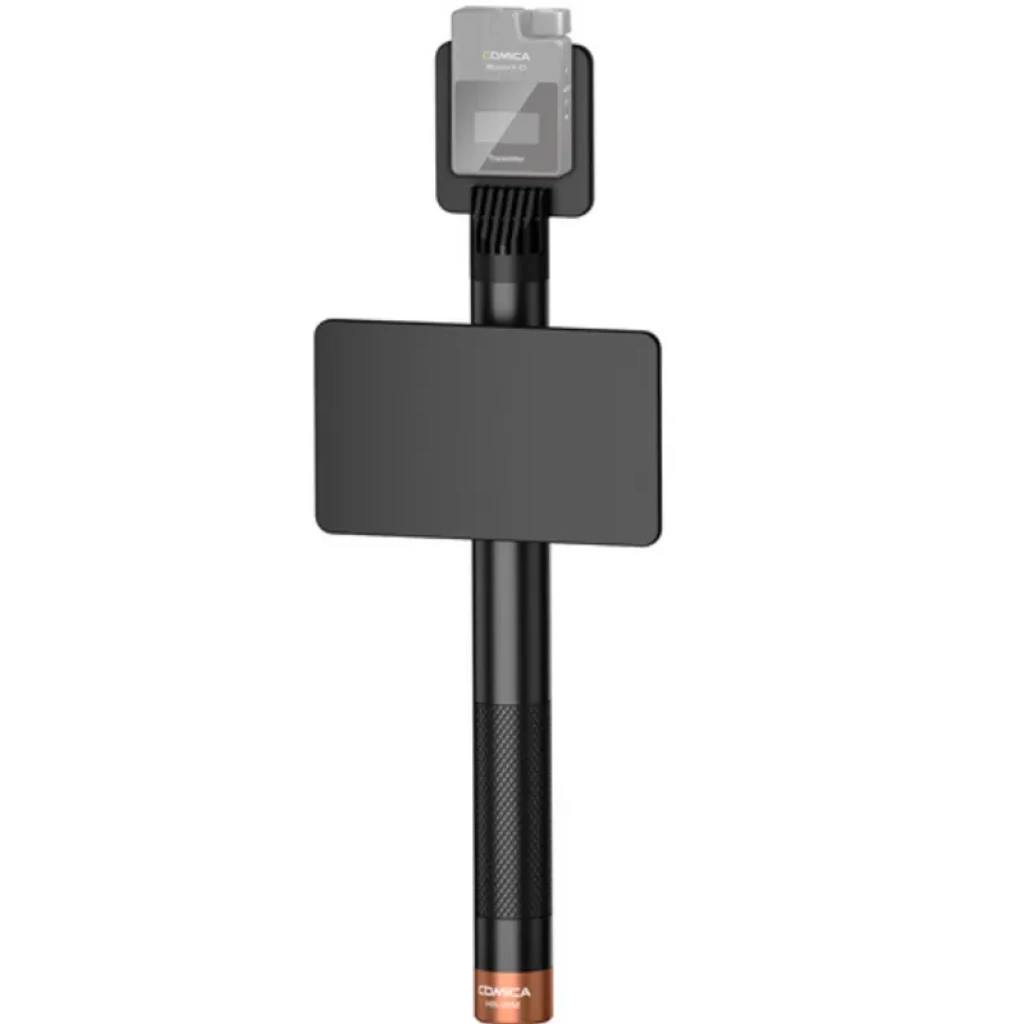 Micrófono de mano UHF negro con cápsula supercardioide, cuerpo metálico delgado, pantalla superior, antena integrada y base cobreada con agarre texturizado