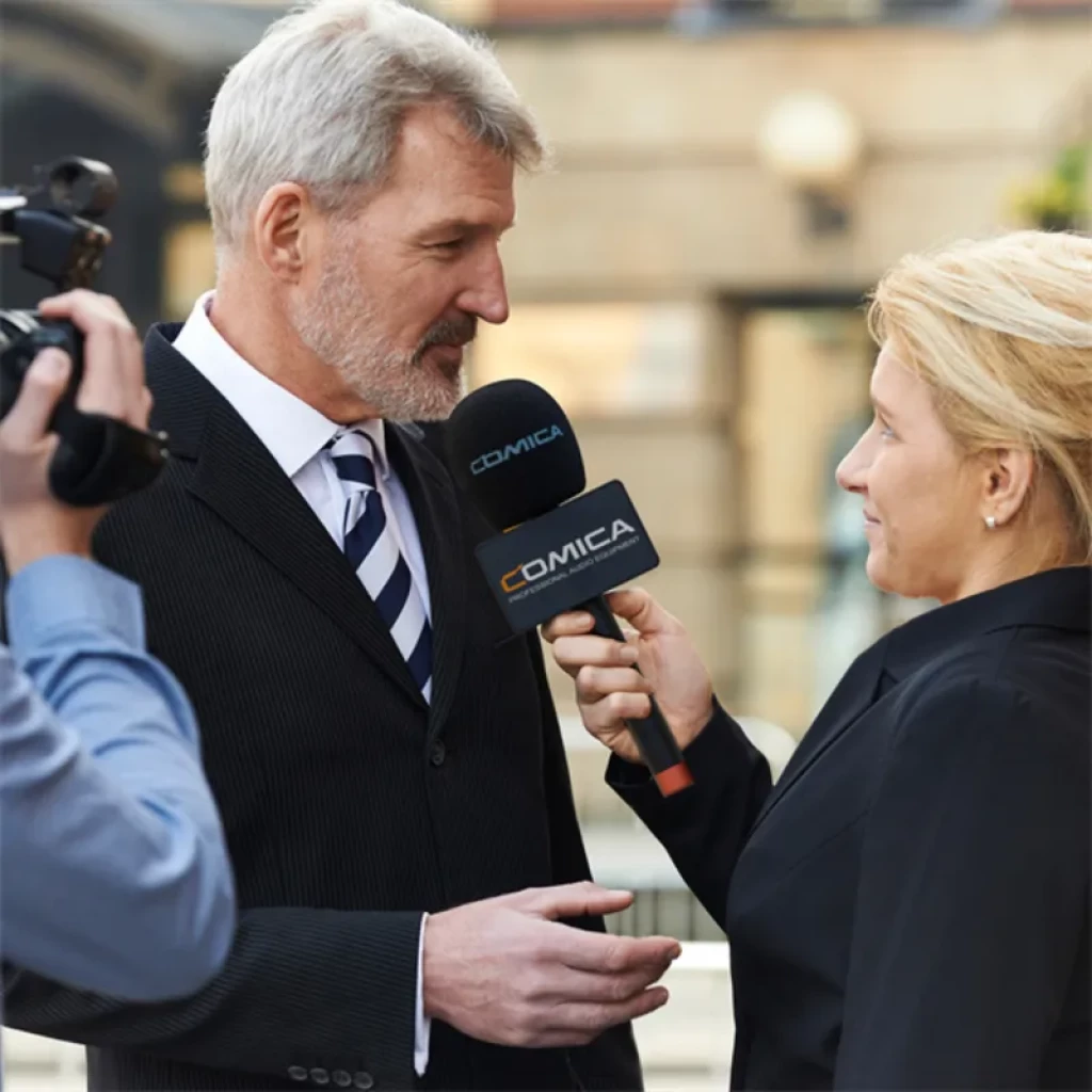 Comica HR-WM Transmisor UHF de mano con cápsula supercardioide, cuerpo negro, rejilla metálica, logo visible en espuma antiviento, ideal para entrevistas