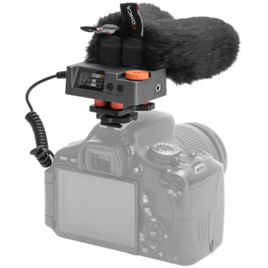 Microfone shotgun Comica Traxshot transformável com ecrã OLED, montagem hot shoe, cápsulas ajustáveis, espuma corta-vento peluda e cabo espiral para