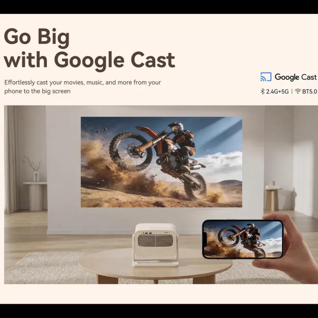 Proyector portátil Wanbo Vali 1 Pro proyectando motocross en pared; integra Google TV, Google Cast, conectividad 2.4G+5G y BT5.0, diseño compacto beige