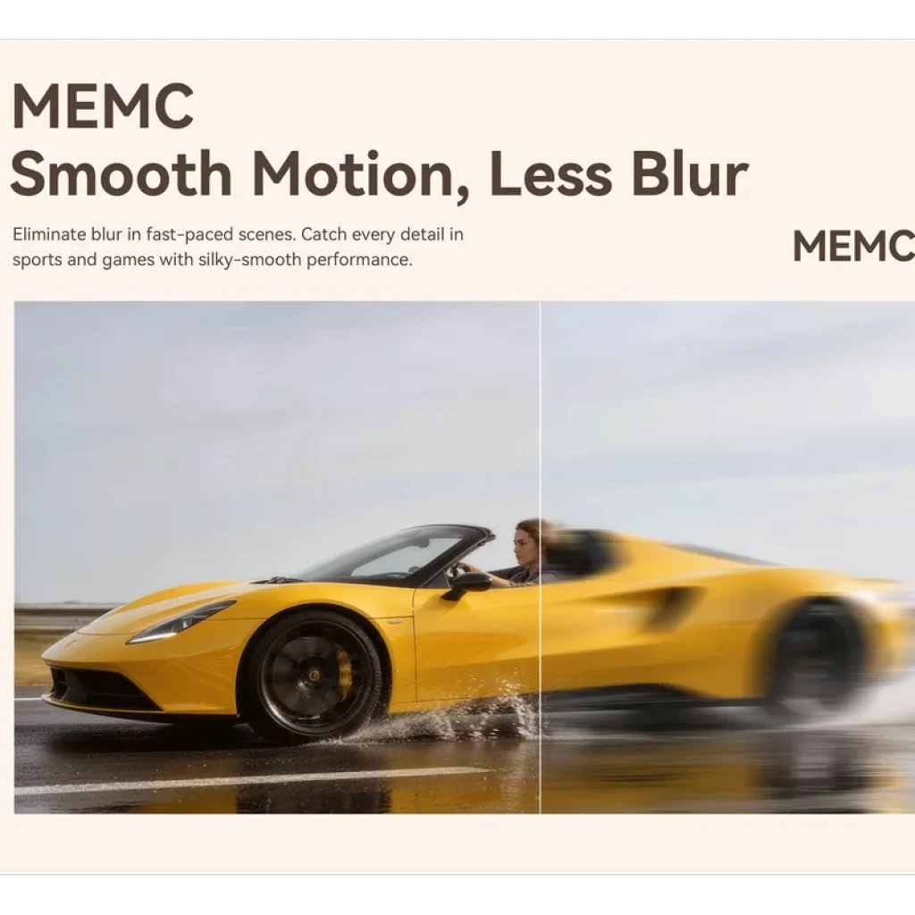 Pantalla comparativa MEMC con auto deportivo amarillo: lado izquierdo nítido y derecho borroso, destacando movimiento suave y menor desenfoque en escenas