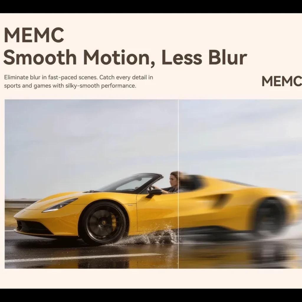 Pantalla comparativa MEMC con auto deportivo amarillo: lado izquierdo nítido y derecho borroso, destacando movimiento suave y menor desenfoque en escenas