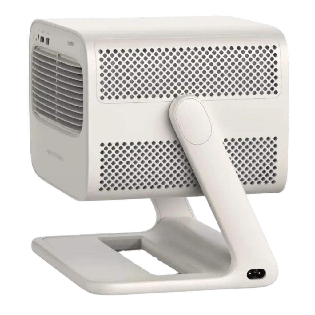 Proyector portátil blanco con diseño minimalista, carcasa perforada para ventilación, soporte en L ajustable y puerto de alimentación trasero; compacto y