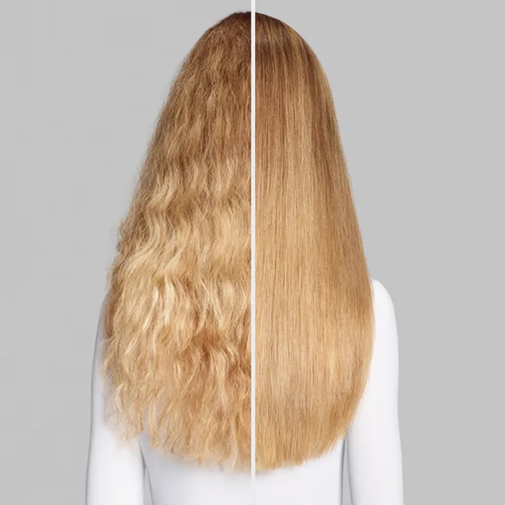 Antes y después en cabello rubio: lado izquierdo con frizz y ondas, lado derecho liso y brillante, mostrando el efecto de alisado y anti-frizz del moldeador