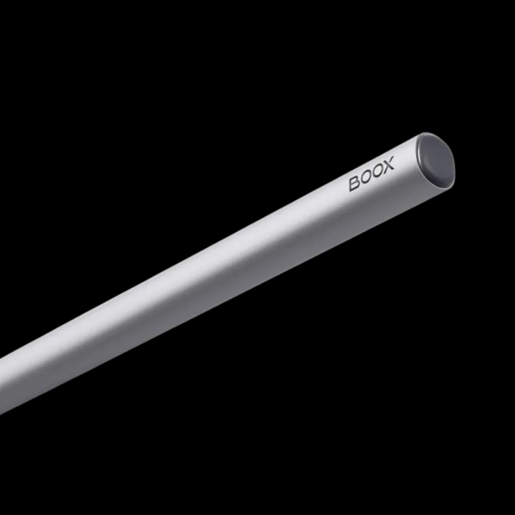 Lápiz BOOX InkSense Plus plateado con cuerpo cilíndrico, punta fina y botón lateral discreto; diseño magnético minimalista para escritura precisa