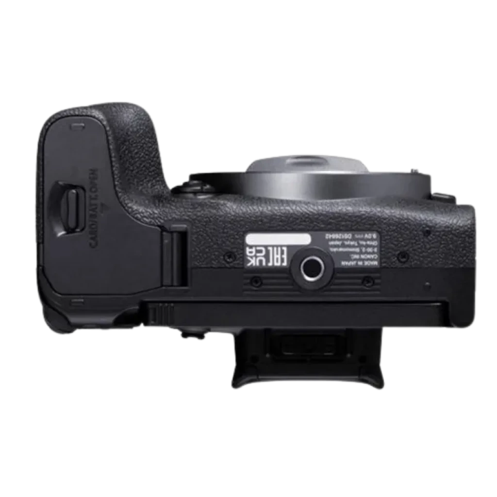 Base de la cámara Canon EOS R10 en vista inferior, con agarre texturizado, trípode roscado, tapa del compartimento de batería y montura RF-S sin lente