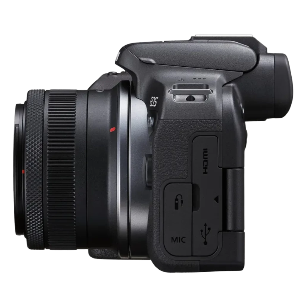 Vista lateral de la Cámara Mirrorless Canon EOS R10 con cuerpo negro ergonómico, lente RF-S 18-45mm con anillo de enfoque y puertos HDMI, USB y micrófono