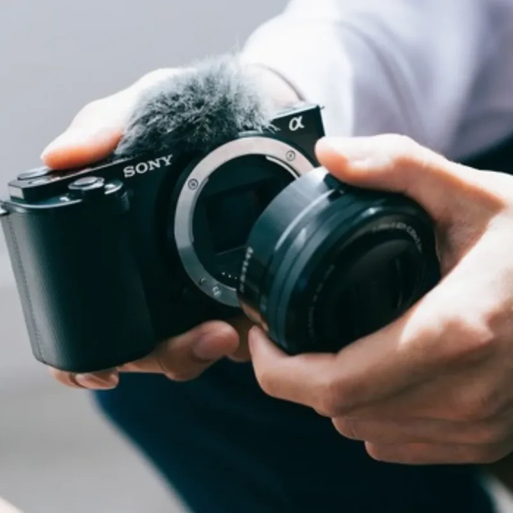 Sony Alpha ZV-E10 con lente intercambiable, montura E expuesta, micrófono superior con paraviento y agarre ergonómico, ideal para vlogging 4K y pantalla