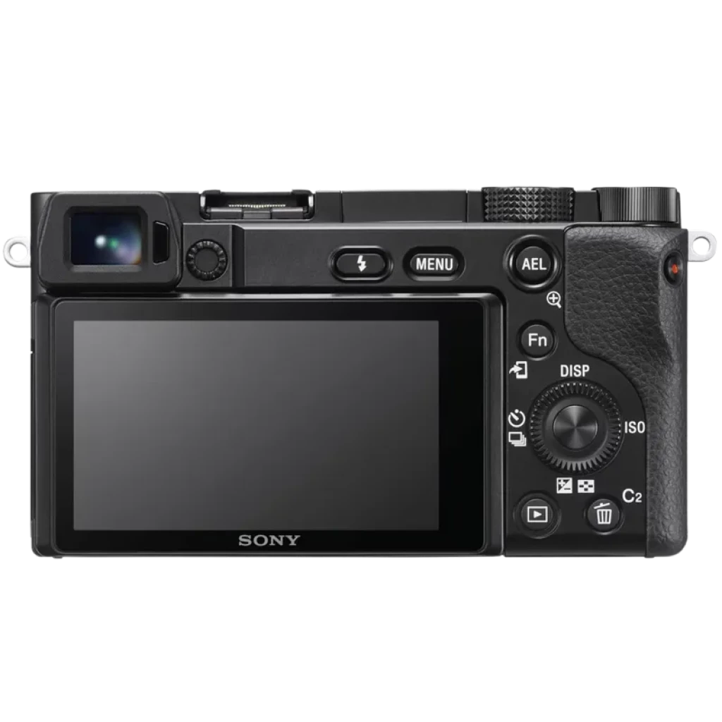 Parte trasera de Sony Alpha 6100A con pantalla LCD amplia, visor electrónico, dial de control, botones Fn y AEL, agarre texturizado y puertos laterales