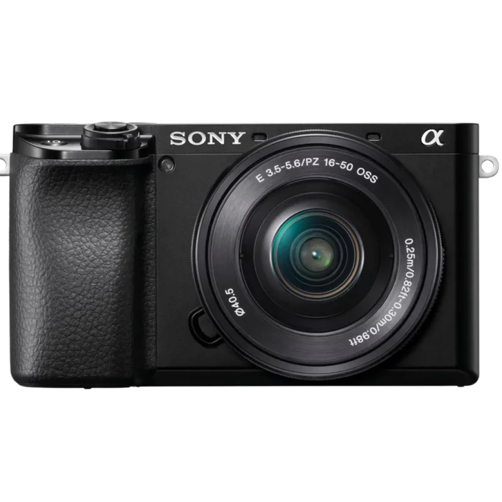 Cámara Sony Alpha 6100A APS-C negra con cuerpo compacto, agarre texturizado y lente 16-50 mm OSS; anillo de enfoque frontal y logotipo α visible