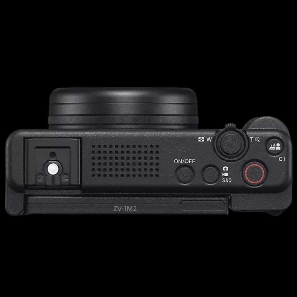 Parte superior de Sony ZV-1 II: botón encendido, rueda zoom W/T, botón rojo de grabación, micrófono integrado, zapata multiinterfaz y objetivo 18-50 mm