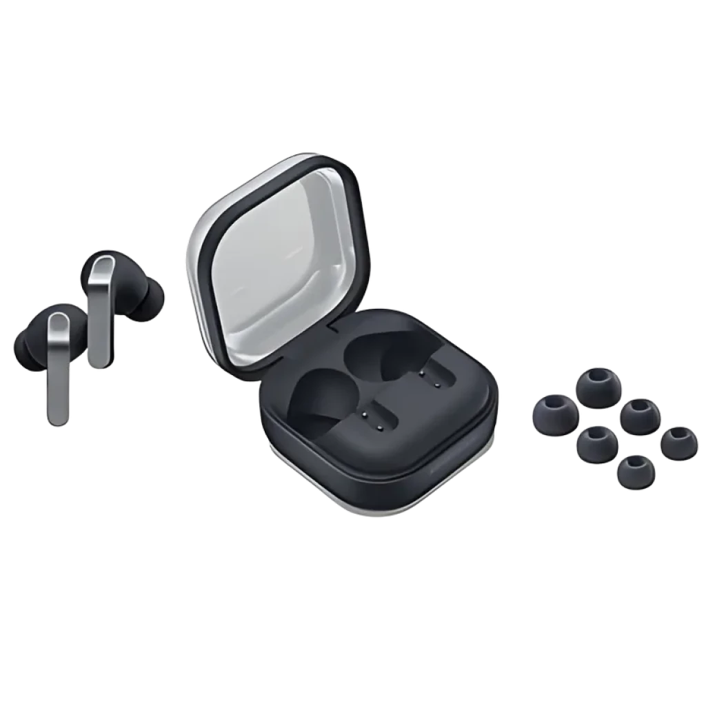Estuche negro compacto con bisagra metalizada y huecos para carga, incluye dos Galaxy Buds4 R540 negros con vástago plateado y almohadillas de silicona