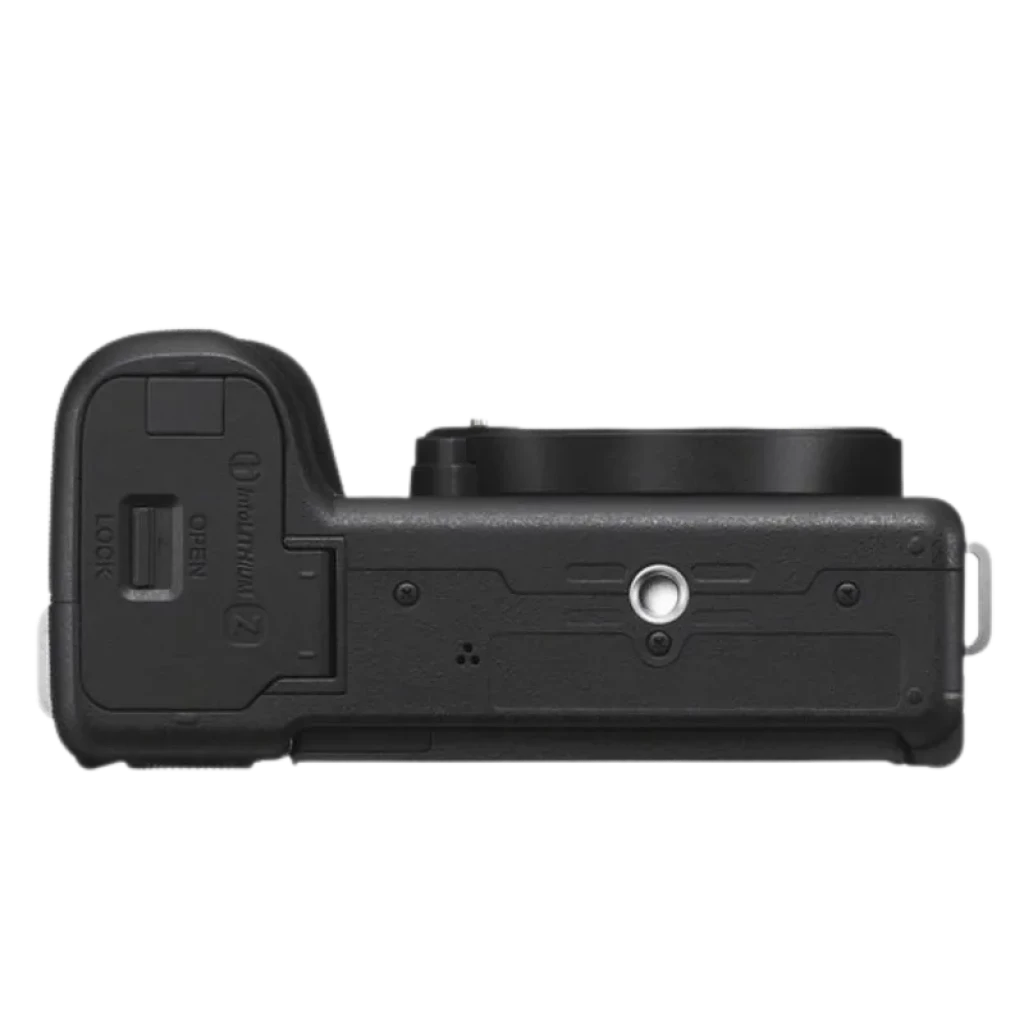 Base de la Sony ZV-E10 II negra con montura sin lente, rosca para trípode centrada, tapa lateral de puertos y acabado texturizado antideslizante