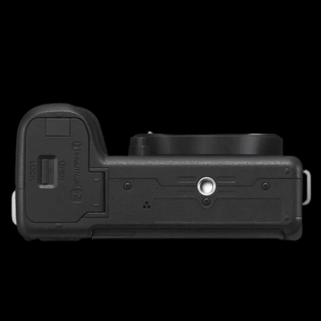 Base de la Sony ZV-E10 II negra con montura sin lente, rosca para trípode centrada, tapa lateral de puertos y acabado texturizado antideslizante