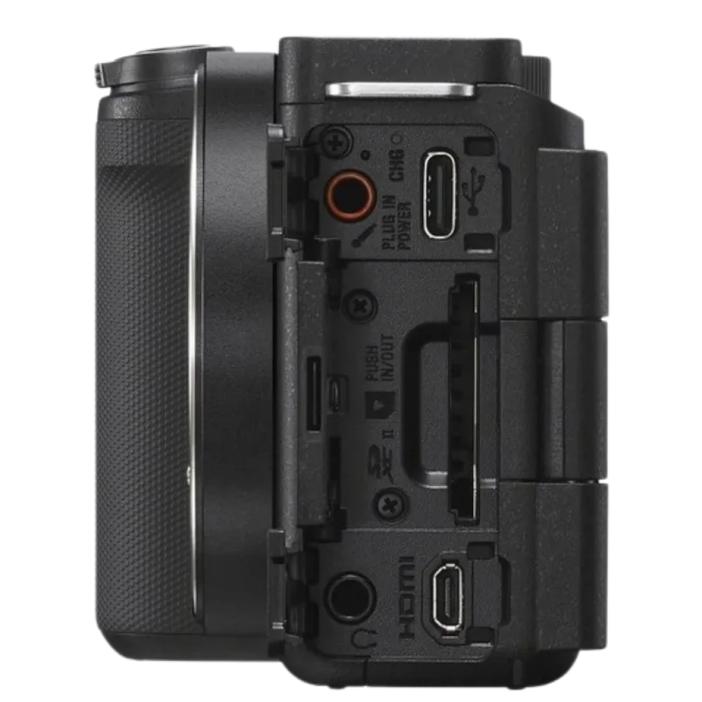 Lateral de la Sony ZV-E10 II con puertos HDMI, USB-C, micrófono y auriculares, tapa abierta y agarre texturizado en cuerpo compacto para vlogging 4K 10 bits