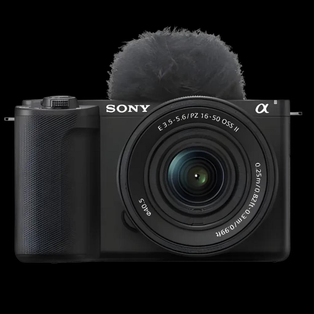 Sony ZV-E10 II negra con lente zoom PZ 16-50mm y parasol antiviento en micrófono superior, cuerpo compacto con agarre texturizado y logotipo α visible