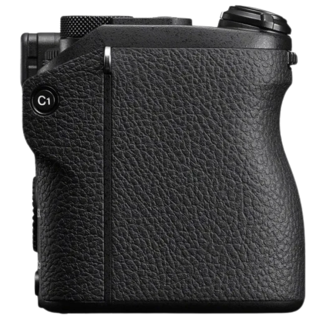 Cuerpo lateral de la Sony Alpha 6700 con agarre ergonómico texturizado, botón C1 visible y diales superiores; diseño compacto EVIL APS-C para vídeo 4K 120p