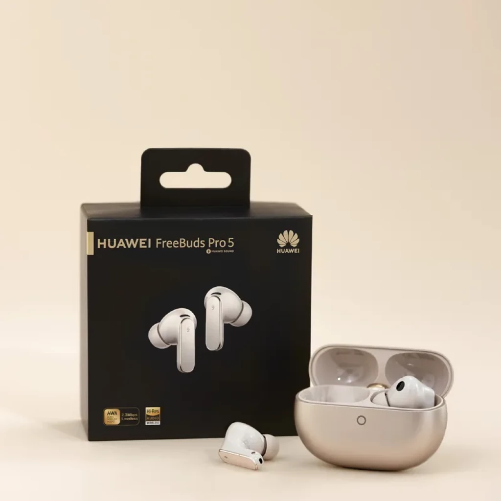 Huawei FreeBuds Pro 5 Gris con estuche plateado abierto; auriculares in-ear ergonómicos con vástago corto y acabado metálico junto a caja negra del producto