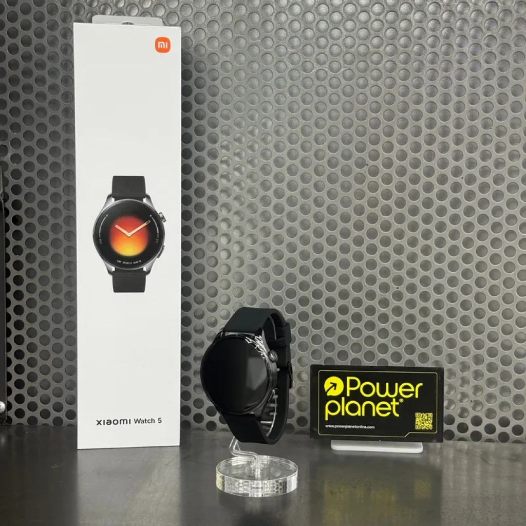 Xiaomi Watch 5 Negro con pantalla circular, correa de silicona negra y caja minimalista; acabado mate, bisel pulido y soporte transparente en exhibición