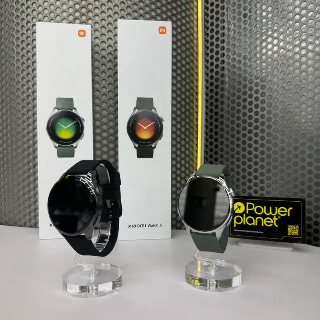 Xiaomi Watch 5 Verde Enebro con correa verde y caja plateada, pantalla circular AMOLED, bisel metálico pulido y GPS integrado, junto a variante negra.