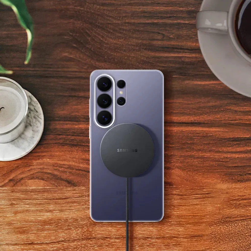 Samsung EP-P2900BBE Cinza Escuro 25W carregando um smartphone sobre uma mesa de madeira