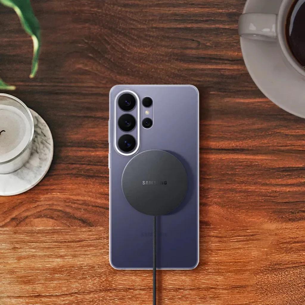 Samsung EP-P2900BBE Cinza Escuro 25W carregando um smartphone sobre uma mesa de madeira