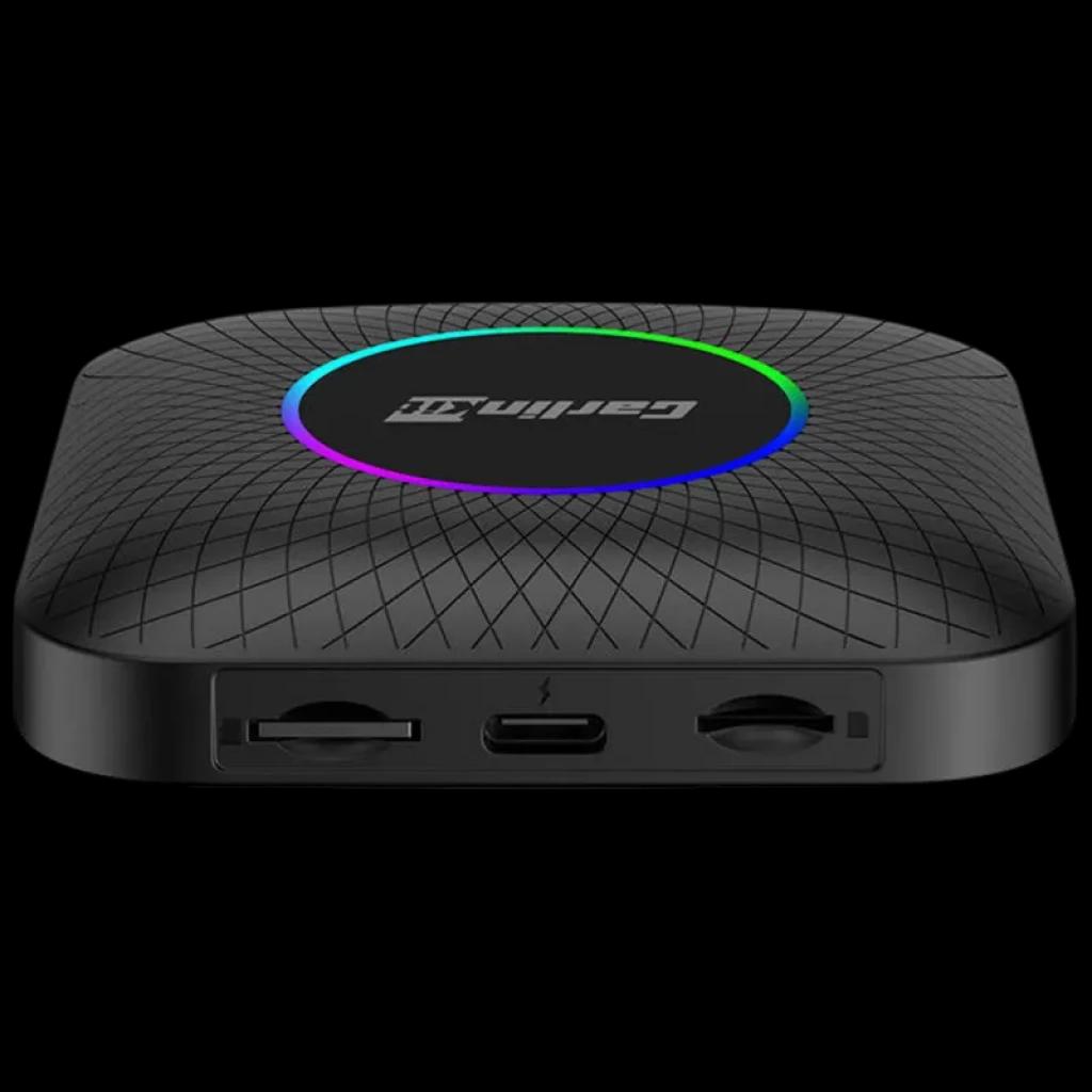 Carlinkit TBOX-Plus negro compacto con tapa texturizada, aro LED multicolor, ranuras para tarjetas a ambos lados y puerto USB-C frontal