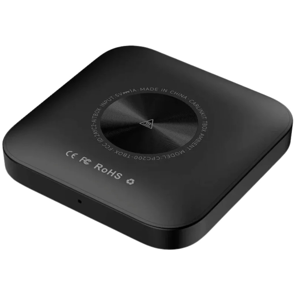 Carlinkit TBOX-Plus negro, caja cuadrada compacta con bordes redondeados, acabado mate y disco central pulido; puerto frontal y marcas CE RoHS en la base