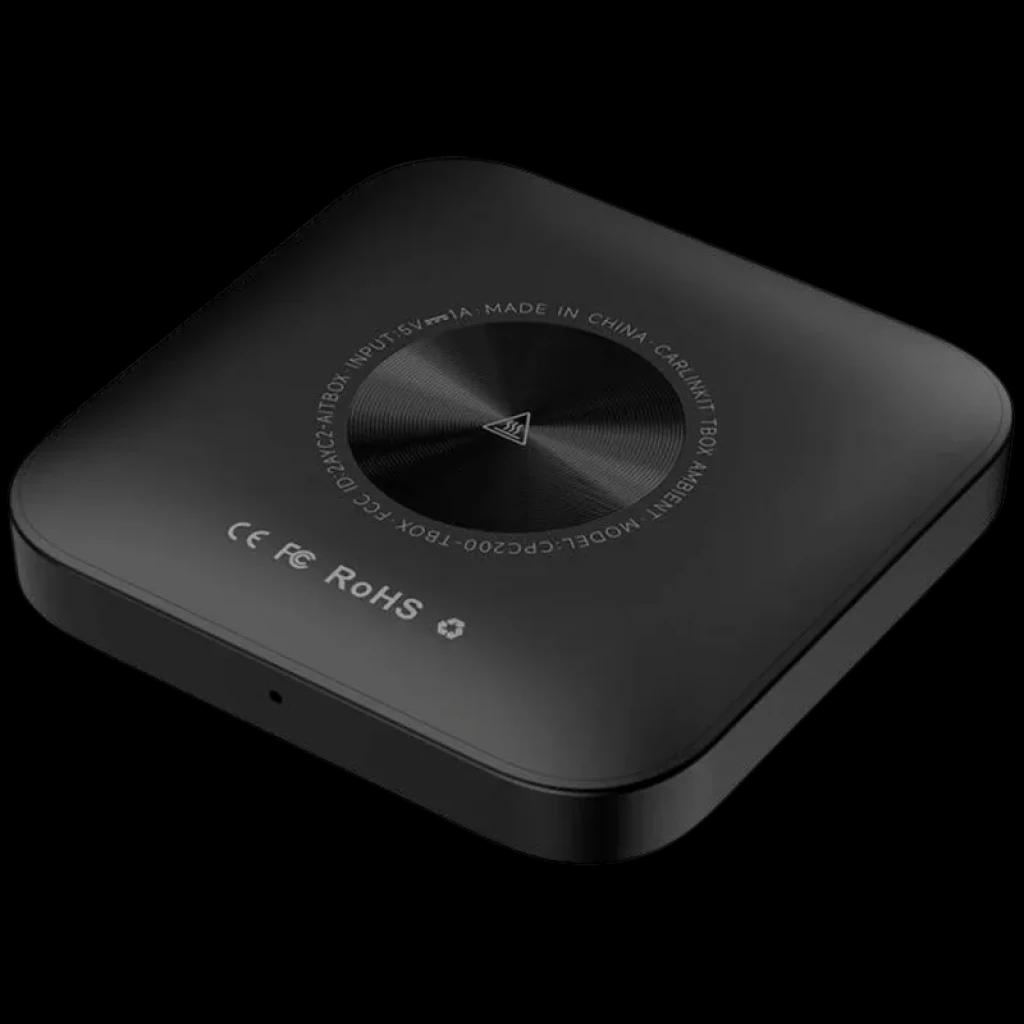 Carlinkit TBOX-Plus negro, caja cuadrada compacta con bordes redondeados, acabado mate y disco central pulido; puerto frontal y marcas CE RoHS en la base
