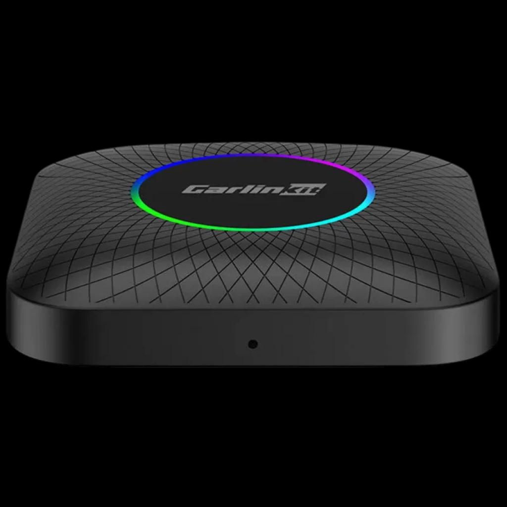 Carlinkit TBOX-Plus negro, compacto y cuadrado con bordes redondeados, textura geométrica en la tapa y aro LED multicolor alrededor del logotipo central