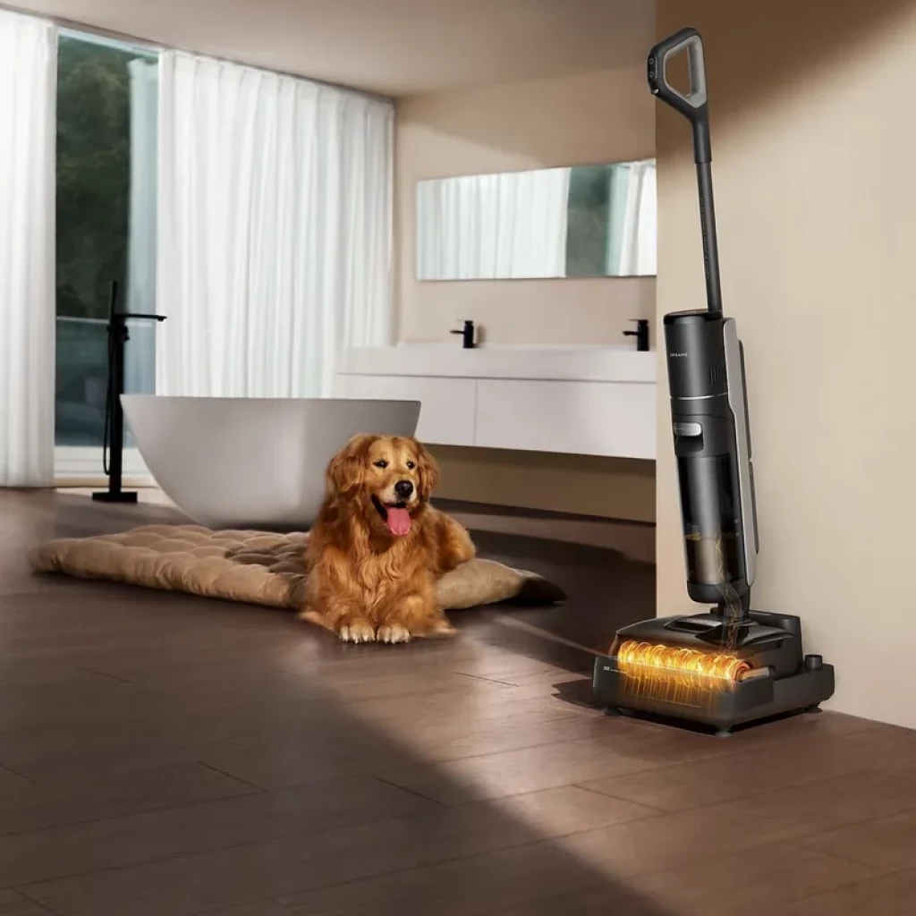 Dreame H15 Mix 4 en 1: aspirador vertical negro con base de carga, cepillo iluminado, depósito visible y mango ergonómico en baño moderno con perro cercano