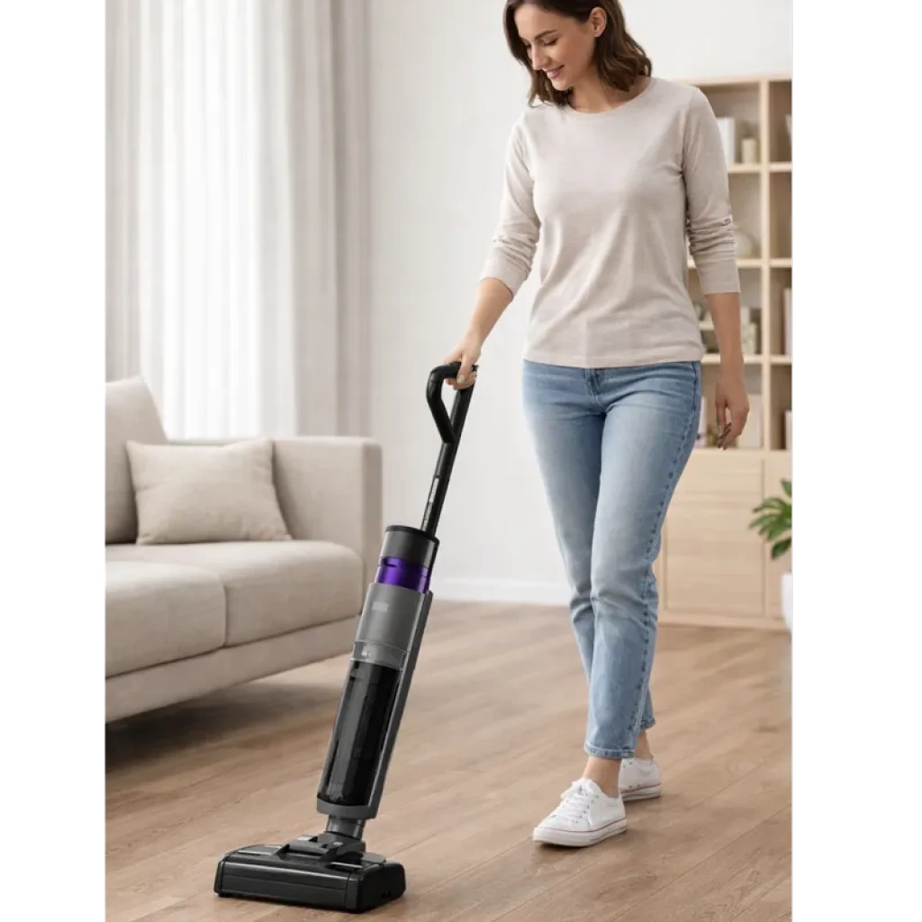 Mujer usando aspiradora sin cable Eureka New 480 GX6 en suelo de madera; diseño 2 en 1 vertical, depósito visible, cabezal ancho y acabado negro con detalles