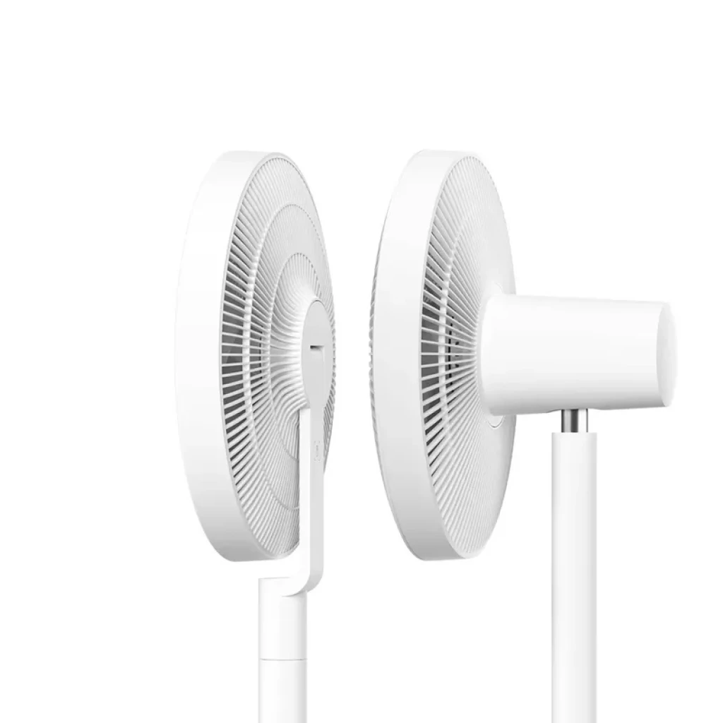 Tête de ventilateur blanche circulaire avec grille fine, dos illustrant le port USB-C et la fixation réglable sur pied mince, design minimaliste et épuré