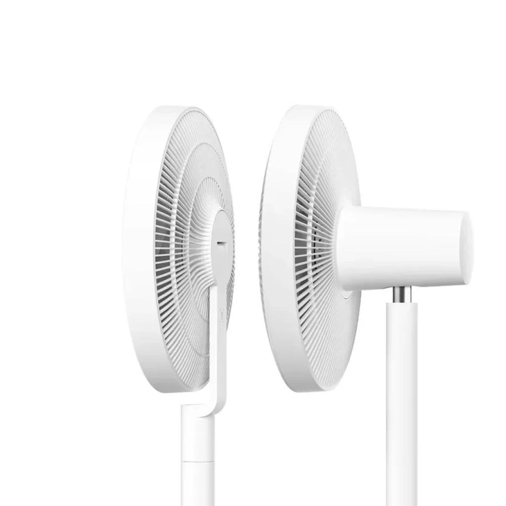 Tête de ventilateur blanche circulaire avec grille fine, dos illustrant le port USB-C et la fixation réglable sur pied mince, design minimaliste et épuré