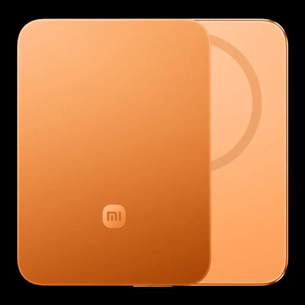 Power bank magnético ultradelgado naranja con acabado mate, anillo MagSafe visible, bordes redondeados y logo mi al frente