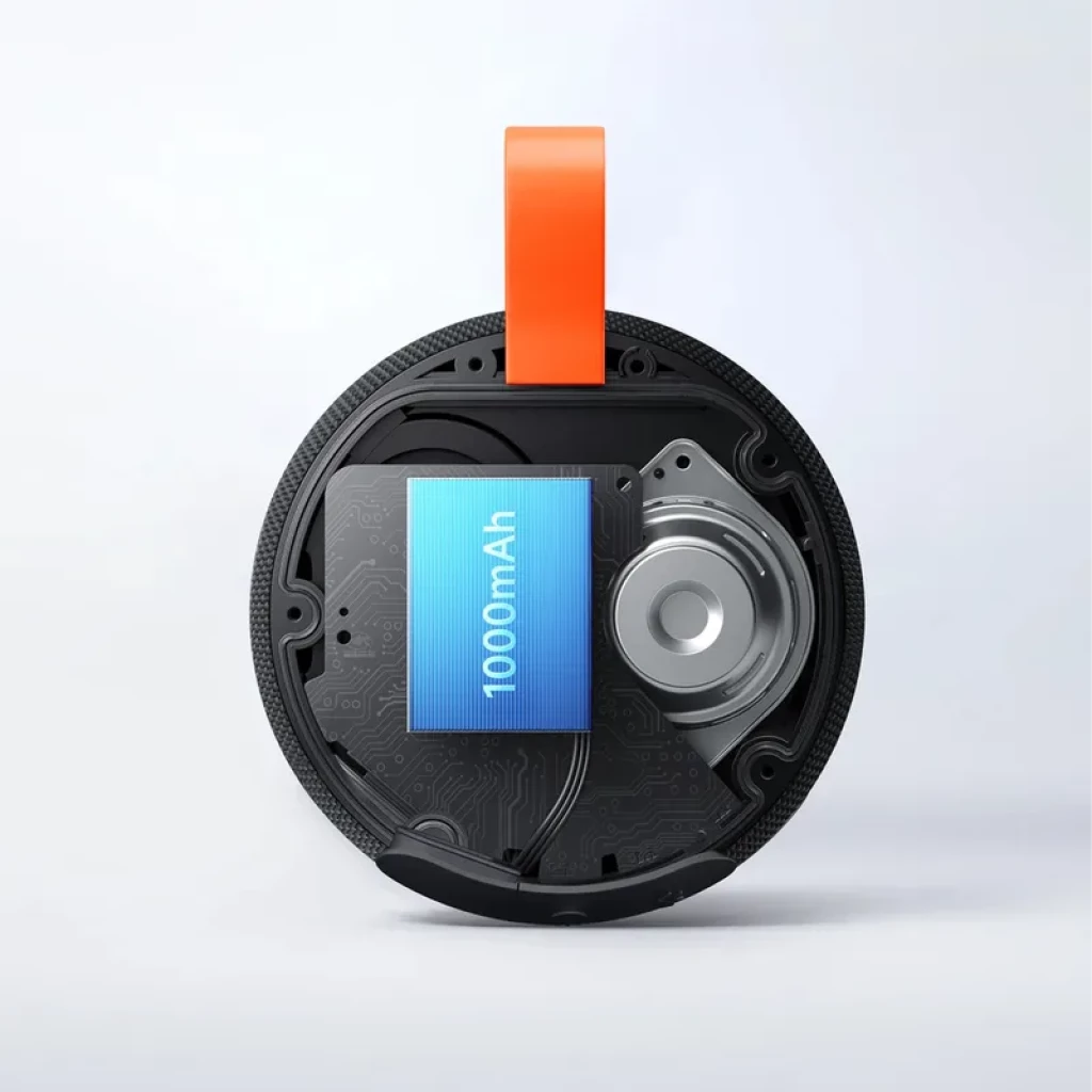 Componente interno del Xiaomi Bluetooth Speaker Essential 5W: batería 1000 mAh visible, driver circular, circuito impreso y correa naranja IP66 en carcasa
