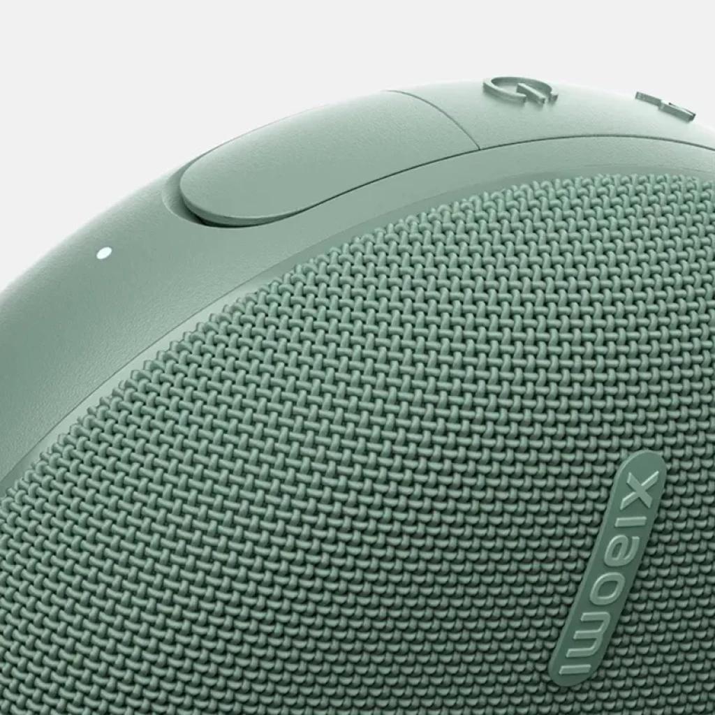 Xiaomi Bluetooth Speaker Essential 5W Bluetooth 6.0 IP66 Negro Altavoz portátil con tejido frontal texturizado, botón superior y diseño curvo compacto