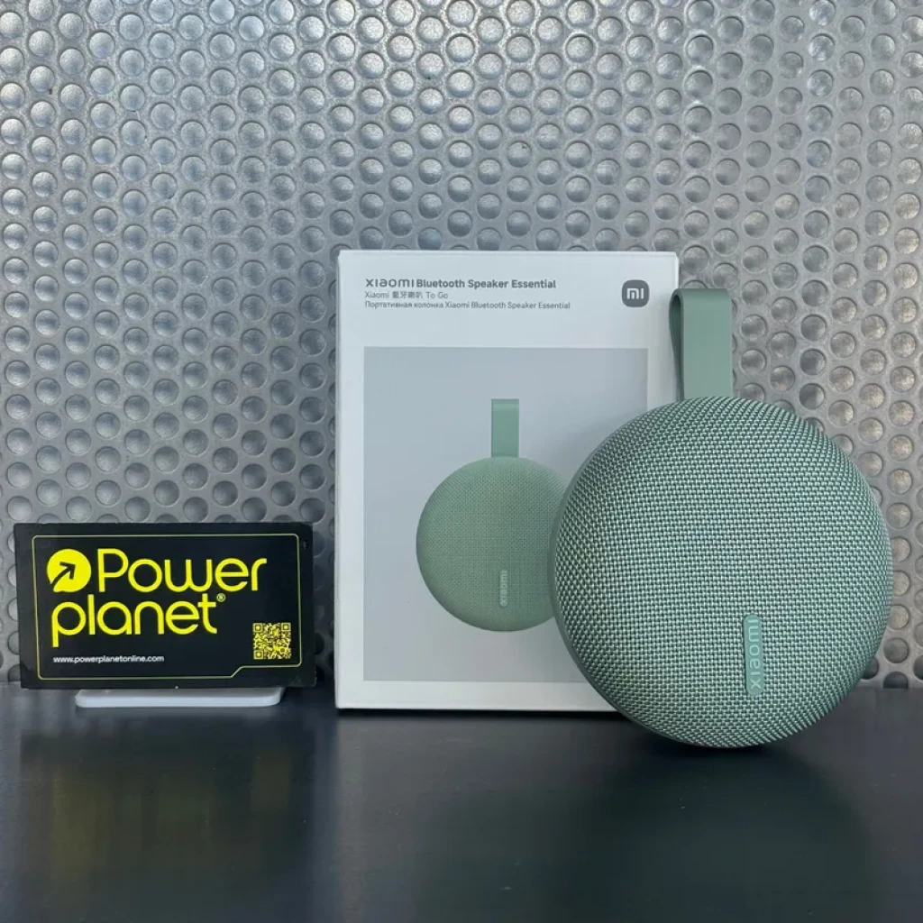 Altavoz portátil verde con correa, rejilla textil y logo Xiaomi; caja al fondo con la misma imagen. Diseño compacto IP66, potencia 5W, Bluetooth 6.0.